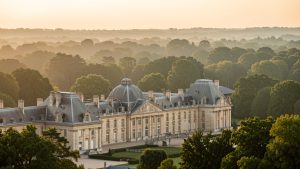 Vue en week-end de Fontainebleau, le château au premier plan et la forêt en arrière-plan, éclairage doux de fin de journée