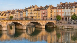 Vue lumineuse des quais de Saône à Mâcon, avec le pont Saint-Laurent et les façades colorées du centre historique dans une ambiance de week-end en Bourgogne.